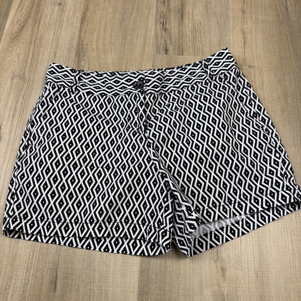 Roz & Ali Shorts Women's Size 10 Black White Geometric Print‎ Stretch Casual